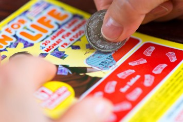 Primo piano: il biglietto Win for Life viene grattato