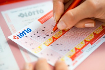 Primo piano di un giocatore che compila una schedina Swiss Lotto. 